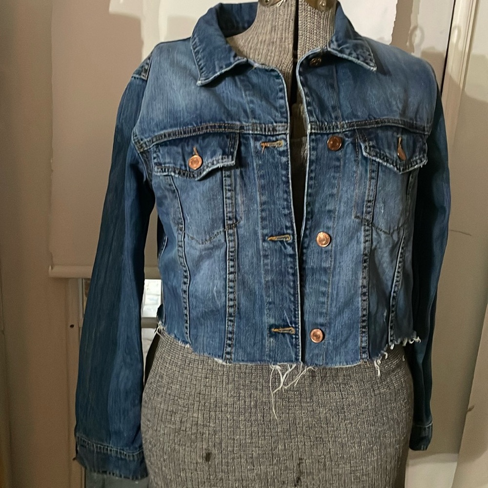 Crop ladies blu jeans jacket size 8. Took out the tag. Gently used. Y2K inspired